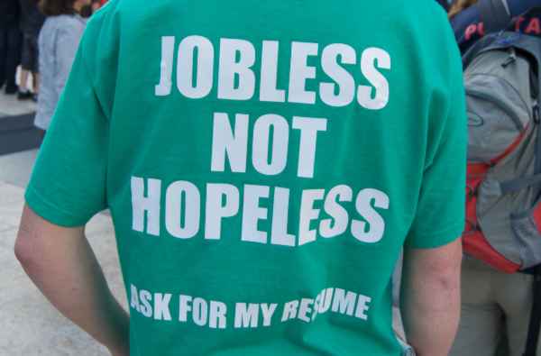 Desempleado con una camiseta jobless not hopeless