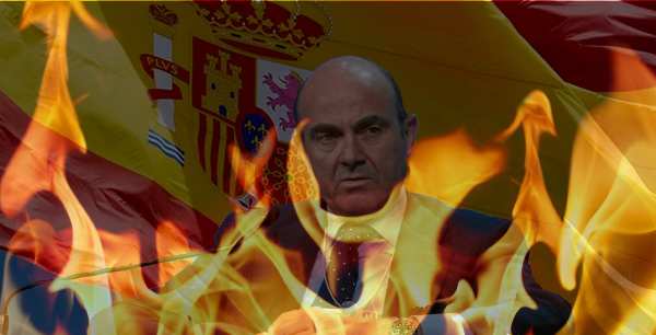 Luis de Guindos quemándose con la bandera española de fondo